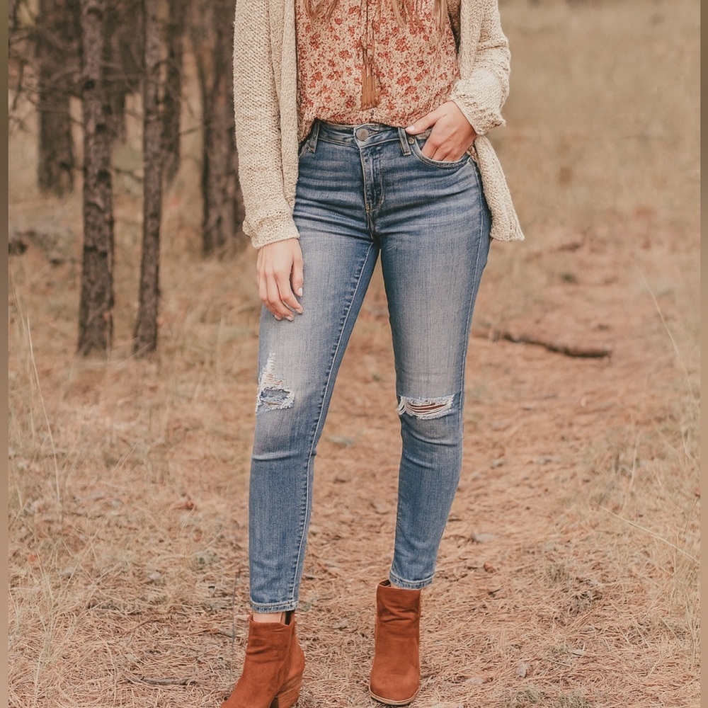 Hollister distressed light/ medium wash jean ❤️